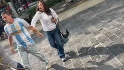 VIDEO: Mexicanos golpean a un argentino y a su pareja dentro de una plaza comercial