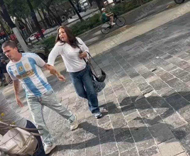 VIDEO: Mexicanos golpean a un argentino y a su pareja dentro de una plaza comercial