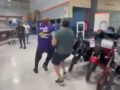 VIDEO: ‘Patitas…’; fardero es sorprendido y corre hasta salir de una tienda Walmart