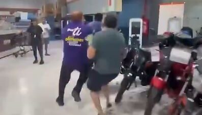 VIDEO: ‘Patitas…’; fardero es sorprendido y corre hasta salir de una tienda Walmart