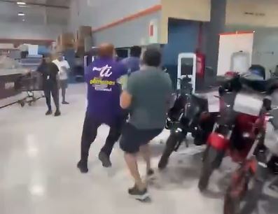 VIDEO: ‘Patitas…’; fardero es sorprendido y corre hasta salir de una tienda Walmart