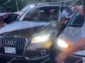 VIDEO: ‘¡Bájate!’; mujer en una camioneta de lujo destroza autos e intenta escapar