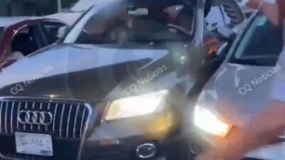 VIDEO: ‘¡Bájate!’; mujer en una camioneta de lujo destroza autos e intenta escapar