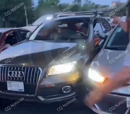 VIDEO: ‘¡Bájate!’; mujer en una camioneta de lujo destroza autos e intenta escapar