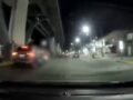 VIDEO: Conductor se lleva ‘de corbata’ a un motociclista y se da a la fuga