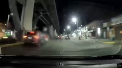 VIDEO: Conductor se lleva ‘de corbata’ a un motociclista y se da a la fuga