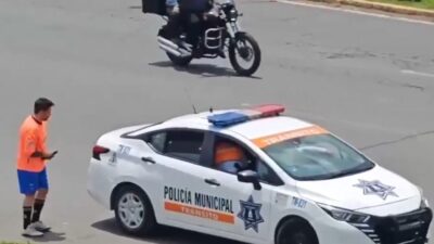 VIDEO. ‘Solo efectivo’; policías piden mordida y acompañan a un motociclista al banco