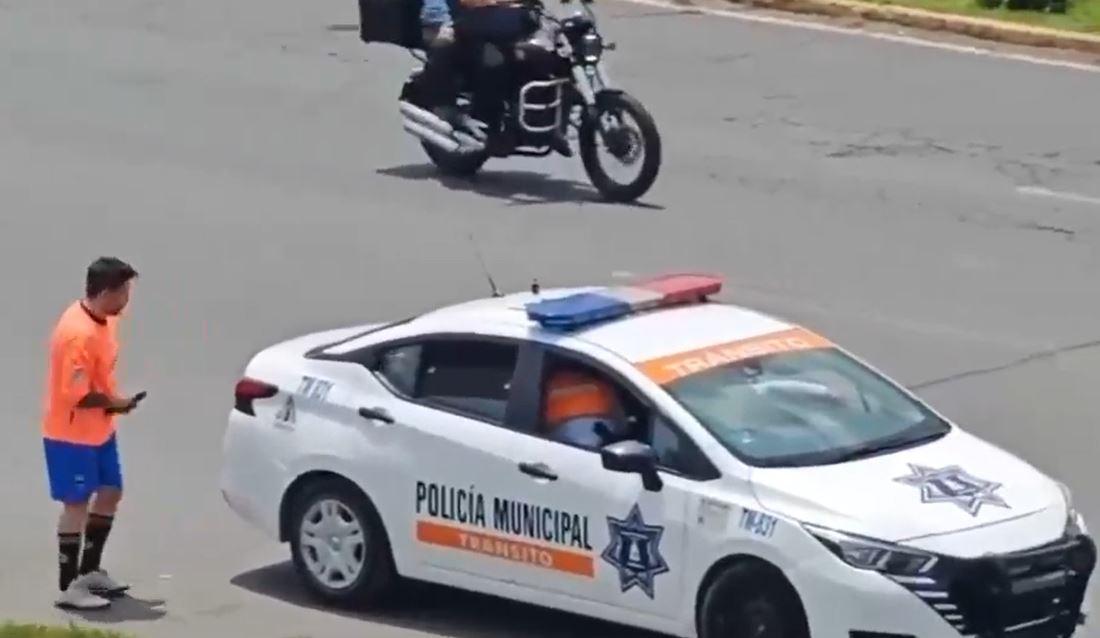 VIDEO. ‘Solo efectivo’; policías piden mordida y acompañan a un motociclista al banco