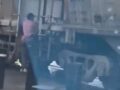 VIDEO: De no creerse; sujeto en bici intenta pasar entre vagones del tren y casi muere