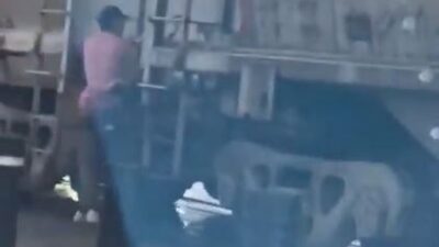 VIDEO: De no creerse; sujeto en bici intenta pasar entre vagones del tren y casi muere