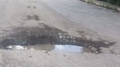 VIDEO. Vecinos pagan miles de pesos de predial para vivir entre baches y basura en Coacalco