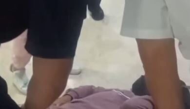 VIDEO: Mujer convulsiona y es ignorada dentro de una clínica del IMSS
