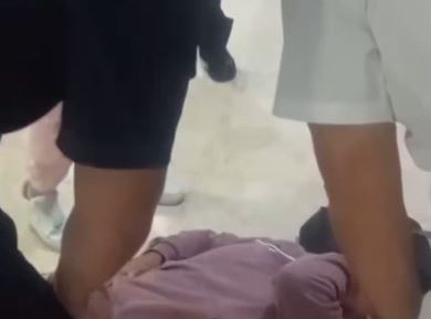 VIDEO: Mujer convulsiona y es ignorada dentro de una clínica del IMSS