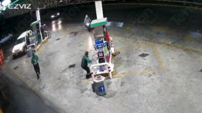 VIDEO: Asaltantes en motocicleta amenazan a empleados de gasolinera