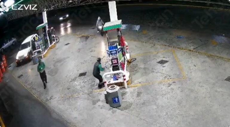 VIDEO: Asaltantes en motocicleta amenazan a empleados de gasolinera