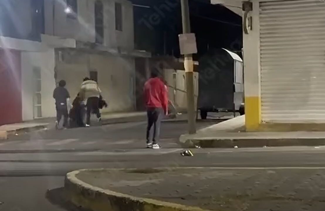 VIDEO: Jóvenes borrachos arman batalla campal y uno se lleva una severa golpiza