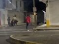 VIDEO: Jóvenes borrachos arman batalla campal y uno se lleva una severa golpiza