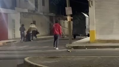 VIDEO: Jóvenes borrachos arman batalla campal y uno se lleva una severa golpiza