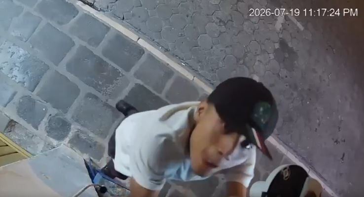 VIDEO: Raterillo no logra quitar una cámara y su cara queda claramente grabada
