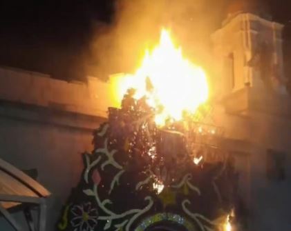 VIDEO: Incendian la portada de la iglesia hecha con flores durante fiesta patronal
