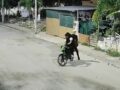 VIDEO: Joven arroja su mochila a asaltante y corre para ponerse a salvo