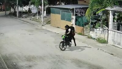 VIDEO: Joven arroja su mochila a asaltante y corre para ponerse a salvo