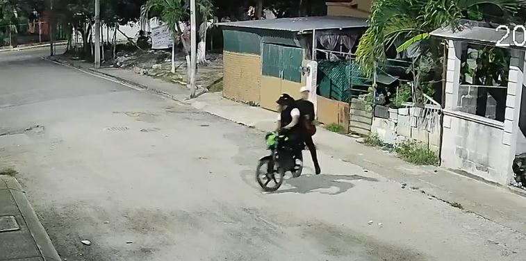 VIDEO: Joven arroja su mochila a asaltante y corre para ponerse a salvo