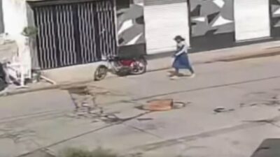 VIDEO: ‘¡Ladrooooón!’; sujeto con mandil intenta robar una moto y luego huye
