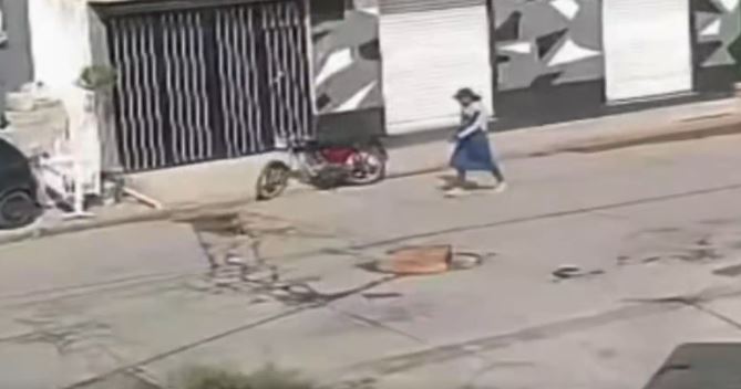 VIDEO: ‘¡Ladrooooón!’; sujeto con mandil intenta robar una moto y luego huye