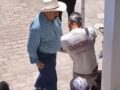 VIDEO. Comerciantes del Edomex someten y dan una golpiza a un sujeto acusado de robar