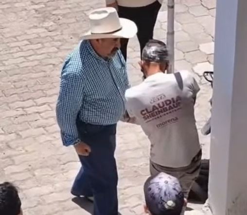 VIDEO. Comerciantes del Edomex someten y dan una golpiza a un sujeto acusado de robar