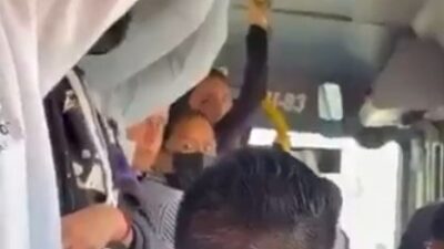 VIDEO: Chofer de camión alerta a pasajeros sobre robos y un hombre responde de manera sospechosa
