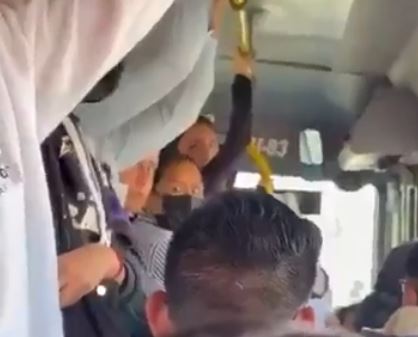 VIDEO: Chofer de camión alerta a pasajeros sobre robos y un hombre responde de manera sospechosa