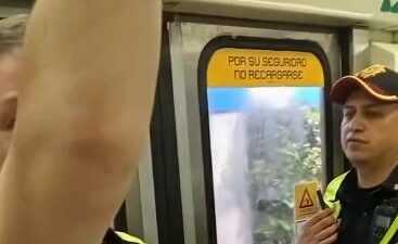 VIDEO: Fanáticos del Cruz Azul beben y fuman en el Metro mientras policías ‘se hacen patos’