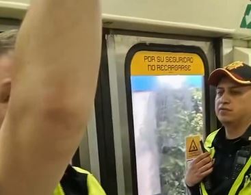 VIDEO: Fanáticos del Cruz Azul beben y fuman en el Metro mientras policías ‘se hacen patos’