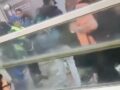 VIDEO: Usuarios del Metro someten a ladrón intoxicado que los amenazaba