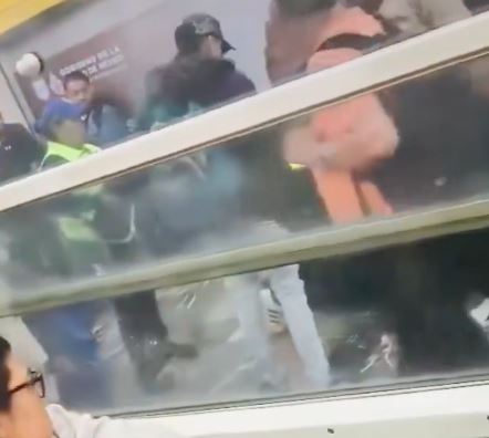 VIDEO: Usuarios del Metro someten a ladrón intoxicado que los amenazaba