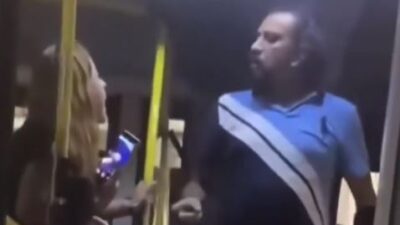 VIDEO: ‘No se comprometa’; graban pelea entre chofer y pasajera en un camión