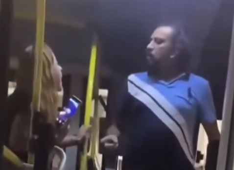 VIDEO: ‘No se comprometa’; graban pelea entre chofer y pasajera en un camión