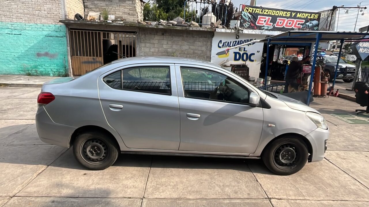 CAPTURADOS: Policías de Toluca detienen a dos hombres con un auto robado