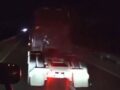 VIDEO: Conductor no titubea y saca de la autopista a asaltantes en un tráiler