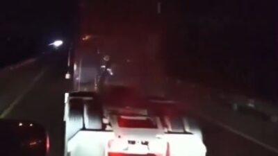 VIDEO: Conductor no titubea y saca de la autopista a asaltantes en un tráiler