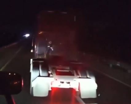 VIDEO: Conductor no titubea y saca de la autopista a asaltantes en un tráiler