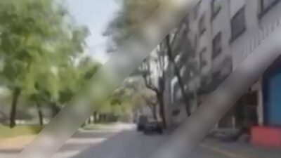 VIDEO: ‘Lo van a robar’; motociclista salva a conductor que fue engañado con una falsa llanta ponchada