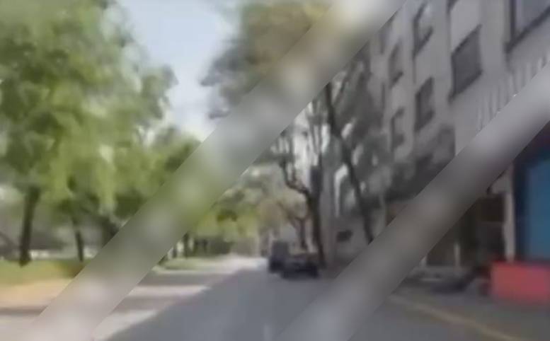 VIDEO: ‘Lo van a robar’; motociclista salva a conductor que fue engañado con una falsa llanta ponchada