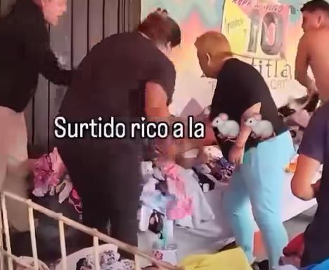 VIDEO: Ladrona recibe tremenda golpiza en los puestos de paca de un tianguis