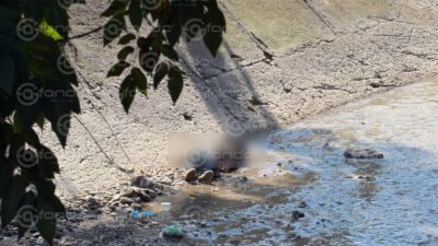 MACABRO. ‘No es indigente’; encuentran y sacan el cuerpo de un joven de un canal