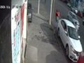 VIDEO: Enfermero arrolla en reversa a una joven madre y a sus dos hijos