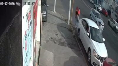 VIDEO: Enfermero arrolla en reversa a una joven madre y a sus dos hijos