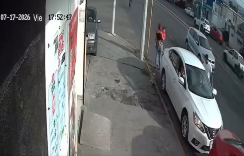 VIDEO: Enfermero arrolla en reversa a una joven madre y a sus dos hijos
